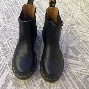 Dr Martens Chelsea barely used boots worn less than 5x